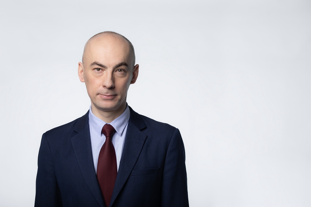 Portrait photo of ParadiplomacyLab team member Marcin Frenkel on a white background