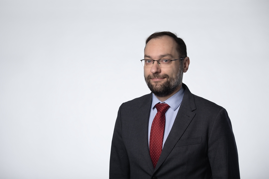 Portrait photo of ParadiplomacyLab team member Tomasz Kamiński on a white background